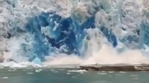 VIDEO Tulburator! Asa arata incalzirea globala de aproape! Un ghetar se topeste si este la un pas sa scufunde un vas!