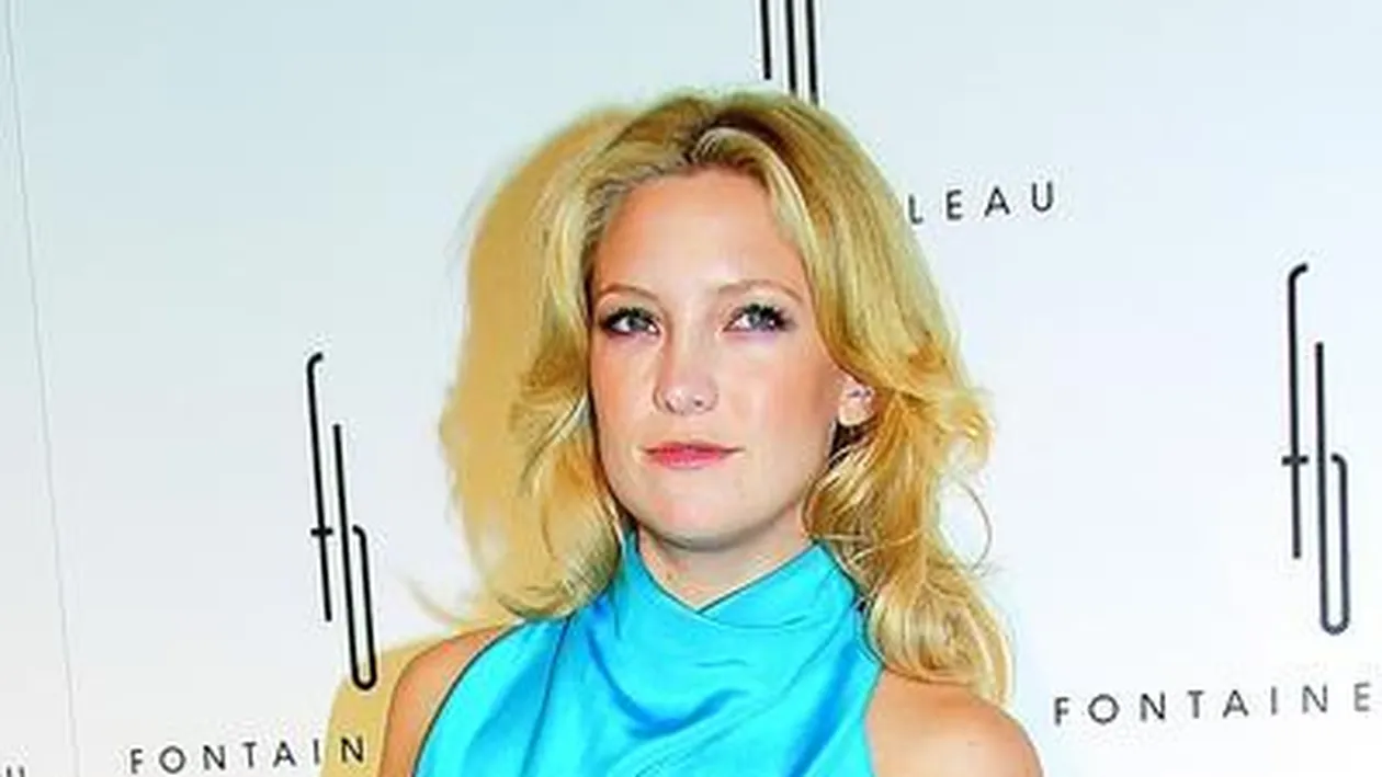 Are peste 400 de perechi de pantofi