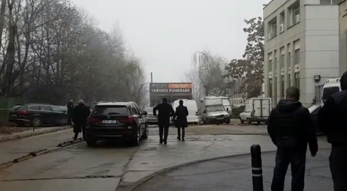 Cutremurător! Ce mesaj a apărut, scris cu cretă, pe trotuarul din fața capelei Cimitirului Bellu, unde este depus trupul Cristinei Țopescu