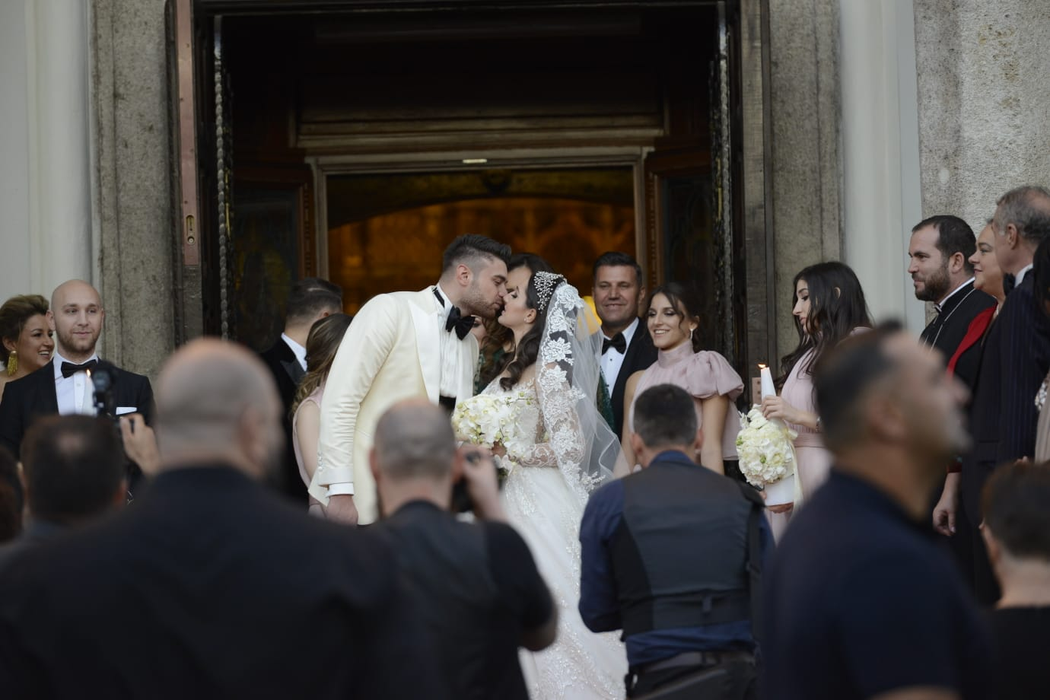 Sărutul mirilor i-a emoționat pe toți cei prezenți