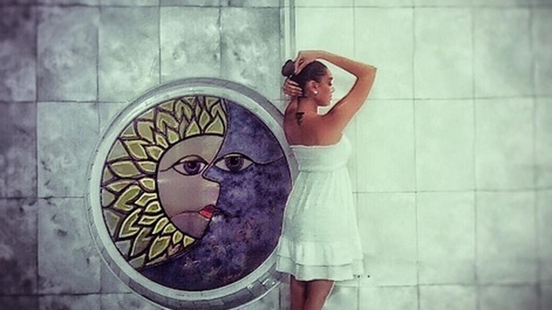 Carmen şi-a făcut un nou tatuaj! Ce desen permanent şi-a făcut pe gât fiica lui Adrian Minune 