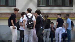 Cum a apărut îmbrăcată această tânără din Iași la Bacalaureat. Colegii au crezut că vine direct din club