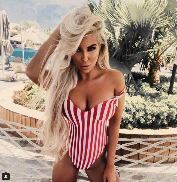 Fosta iubită a lui Costi Ioniță, pictorial incendiar la piscină. Andrea a renunțat la sutien și bărbații au înnebunit când i-au văzut silicoanele în toată splendoarea