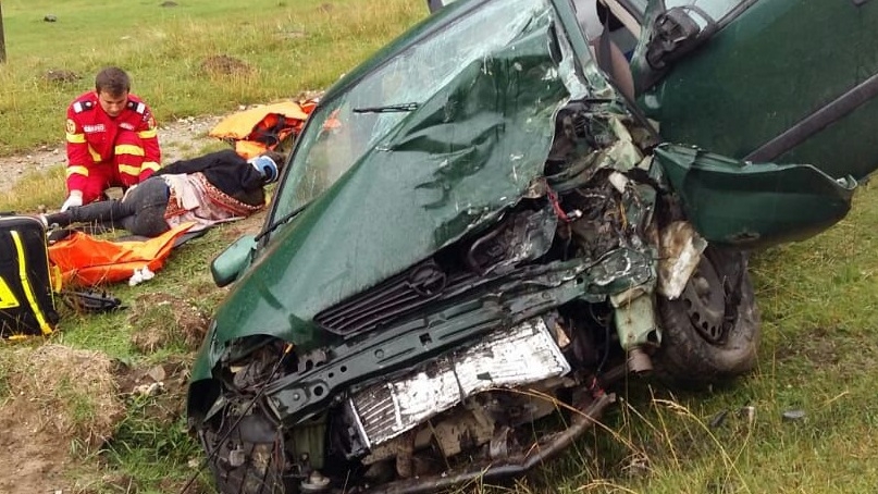 Accident cumplit pe DN 1 A, la Cheia. O mașină a intrat în plin într-un tir. Patru tineri au fost răniți grav