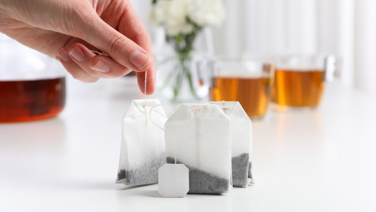 De ce trebuie să pui pliculețe de ceai la geam iarna. Trucul spaniolilor