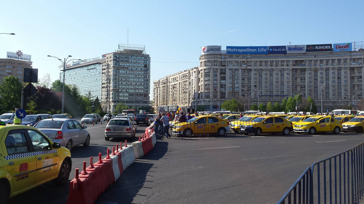 Zeci de taximetrişti şi transportatori protestează în Piaţa Victoriei!