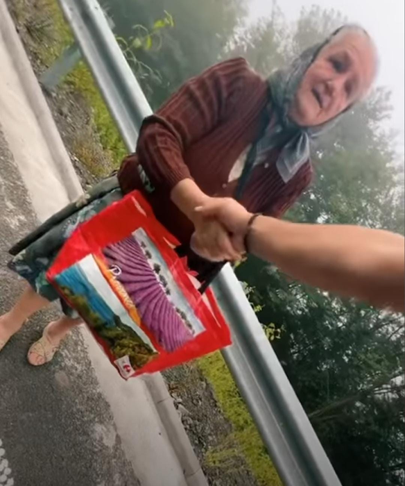 Culiță Sterp, așa cum rar se lasă văzut. Ce a făcut cântărețul în momentul în care a întâlnit o bătrână pe stradă