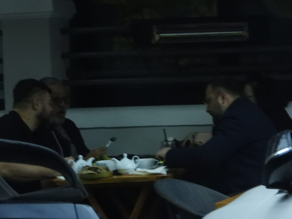 Serghei Mizil a luat masa la restaurant alături de avocați
