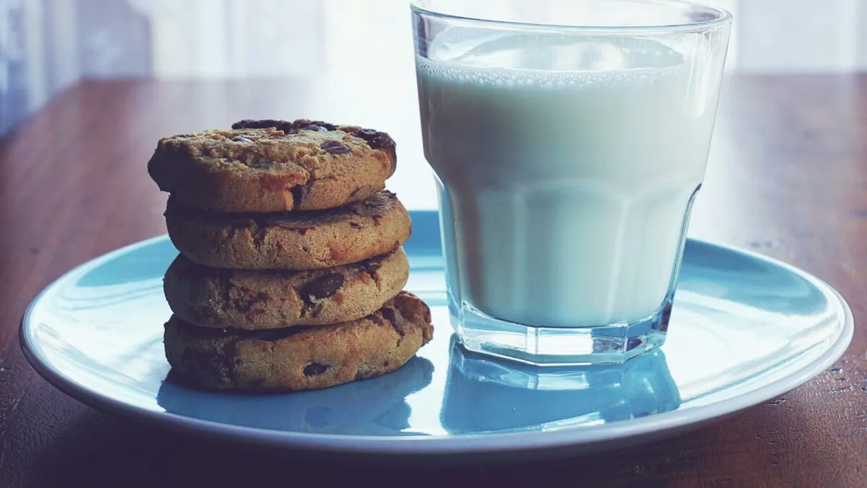 De ce nu este bine să încălzești laptele la cuptorul cu microunde? Explicația pe care puțini o știu