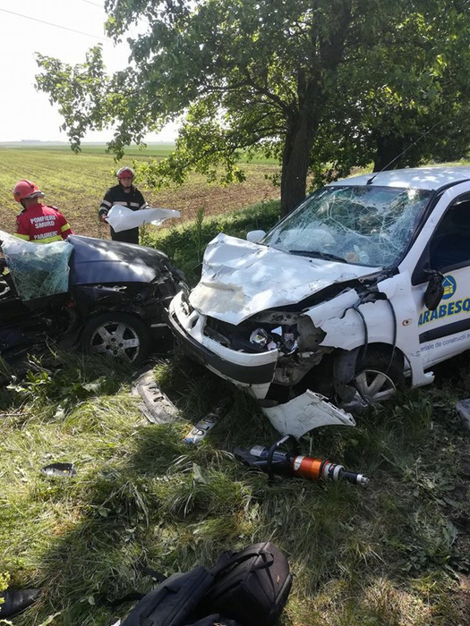 Mașinile implicate în accident s-au făcut zob