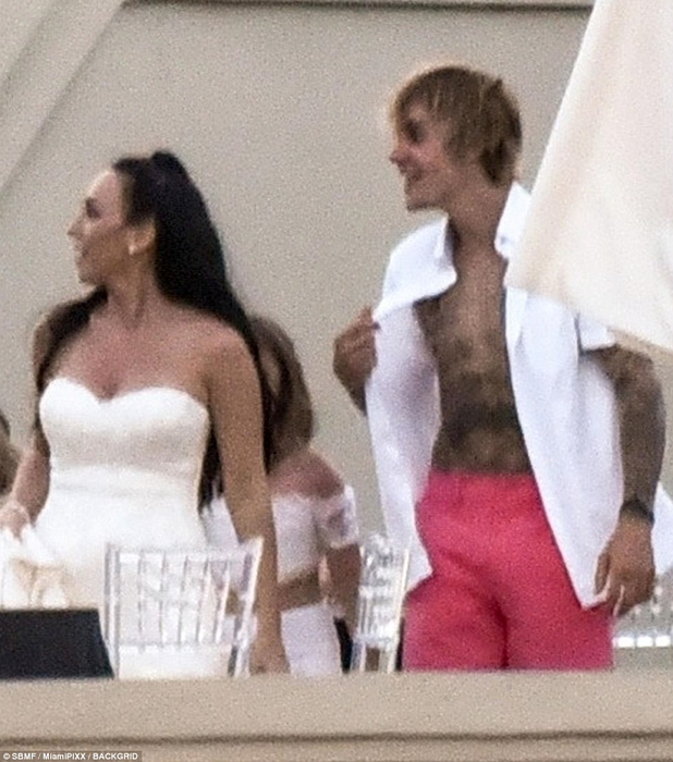 GALERIE FOTO. Au făcut spectacol la nunta tatălui său! Justin Bieber și Selena Gomez, poze incendiare! S-au pipăit de față cu toată lumea!