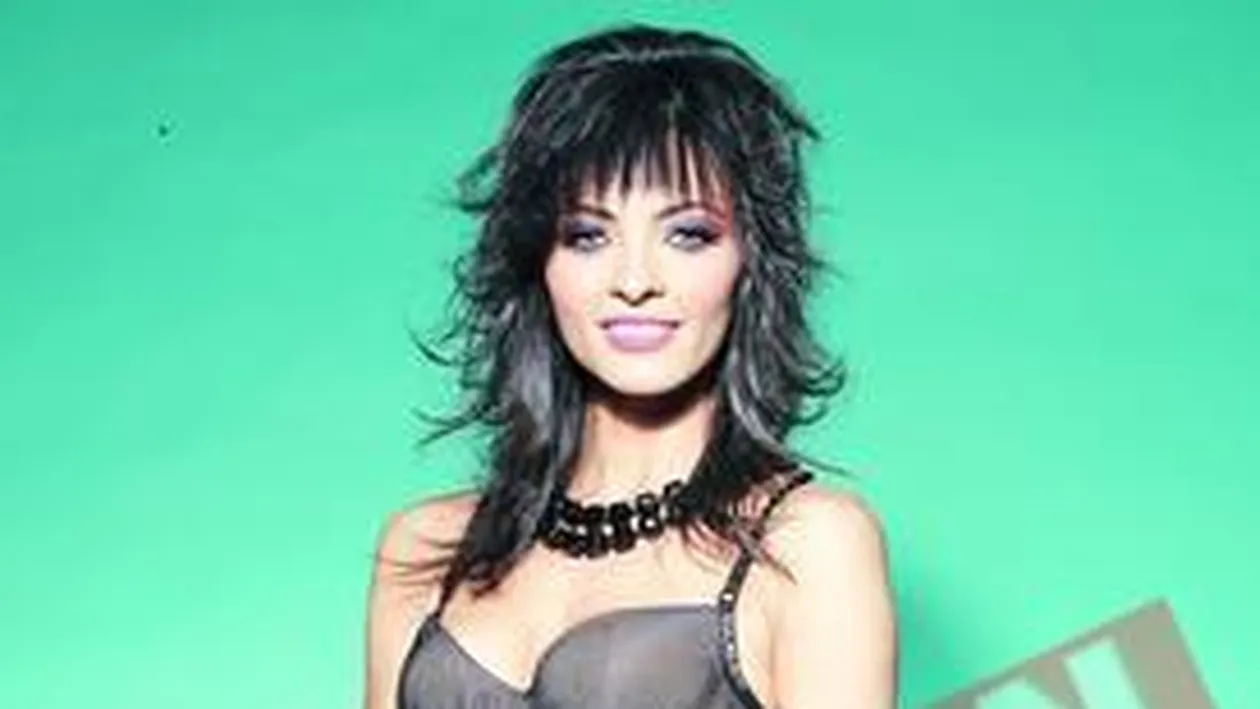 Cosmina Pasarin a stat 12 ore acoperita cu vopsea neagra