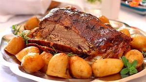 Nu credeai ca o sa vezi asa ceva! Restaurantele din Cluj vand fripturi cu forma Ungariei Mari!