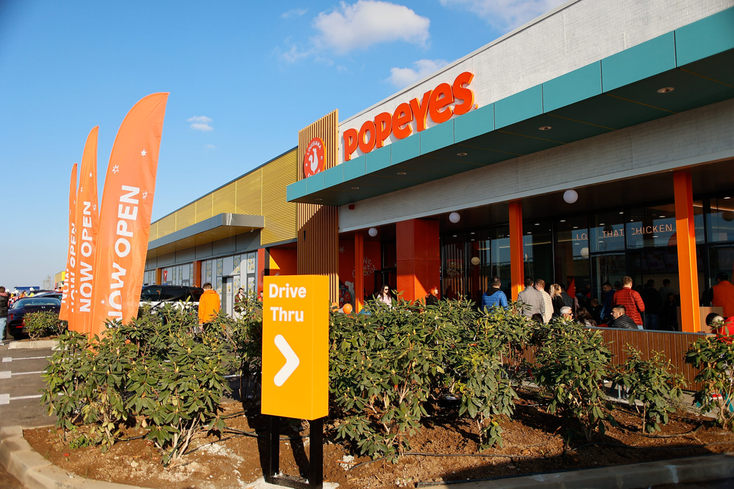 Popeyes România deschide primul restaurant de tip Drive-Thru din țară