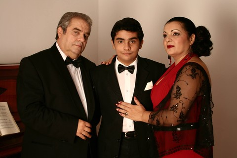 Alexandru, alături de celebrii lui părinți