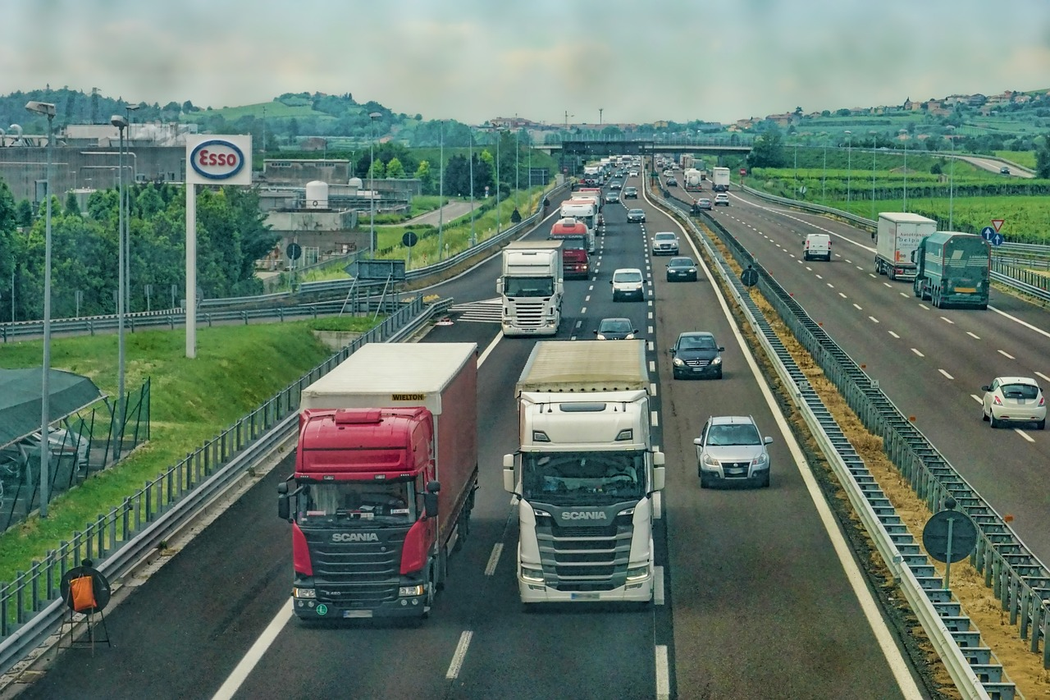 Românii se întreabă ce salarii au șoferii de tir (Foto: Pixabay)