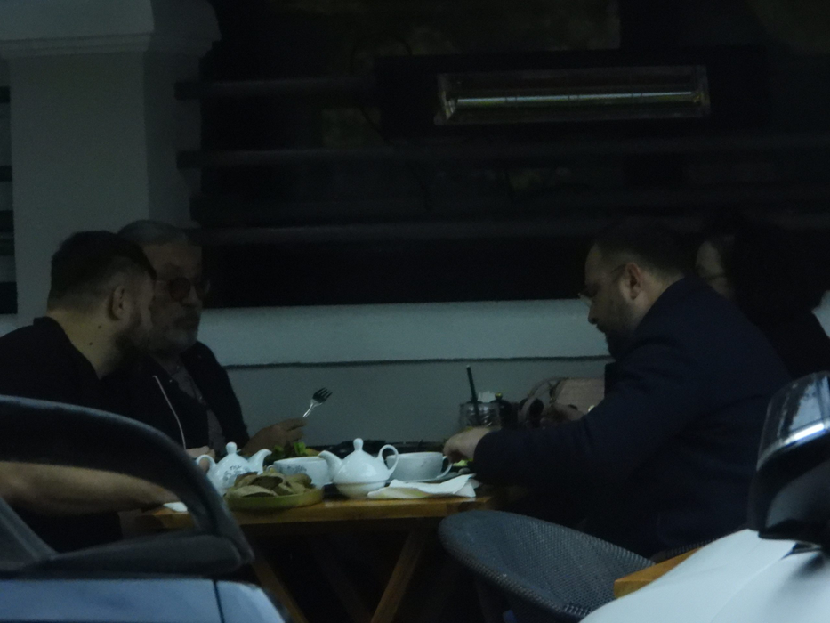 Serghei Mizil a luat masa la restaurant alături de niște avocați