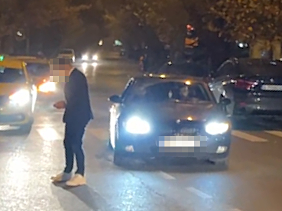 Tânărul rămâne în mijlocul străzii, punându-și viața în pericol (SURSA FOTO: CANCAN.RO)