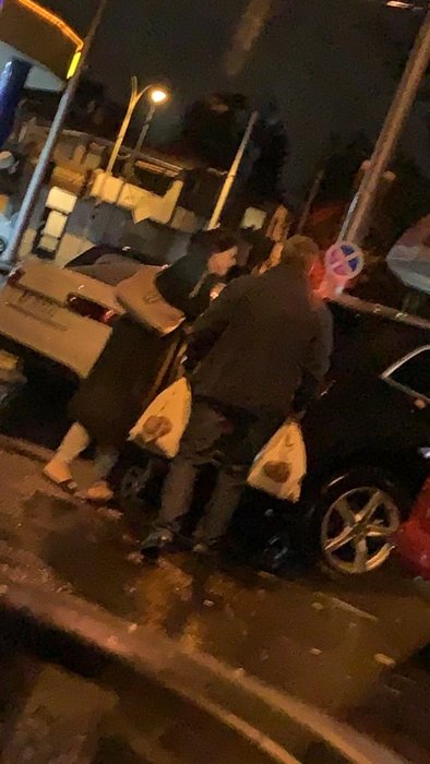 Christian ICH a fost ajutată de un binevoitor să care sacoșele