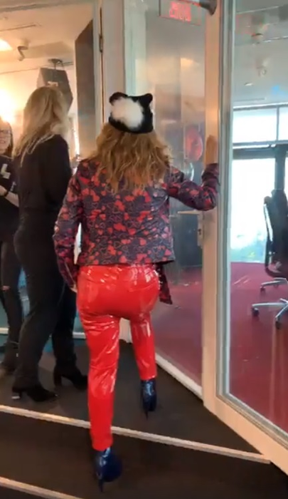 Loredana Groza, apariție neașteptată la o emisiune de la radio! Ce mesaj avea scris pe căciula