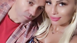 Nicolae Guţă îşi ”linge rănile” după divorţul de Cristina în compania unei brunete focoase! Manelisul şi tânăra, cunoştinţe vechi