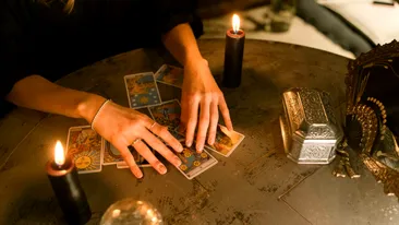 Cartea de Tarot a zilei de 1 ianuarie 2026. Trei de Monede – ziua în care colaborarea și munca dedicată deschid drumul spre succes