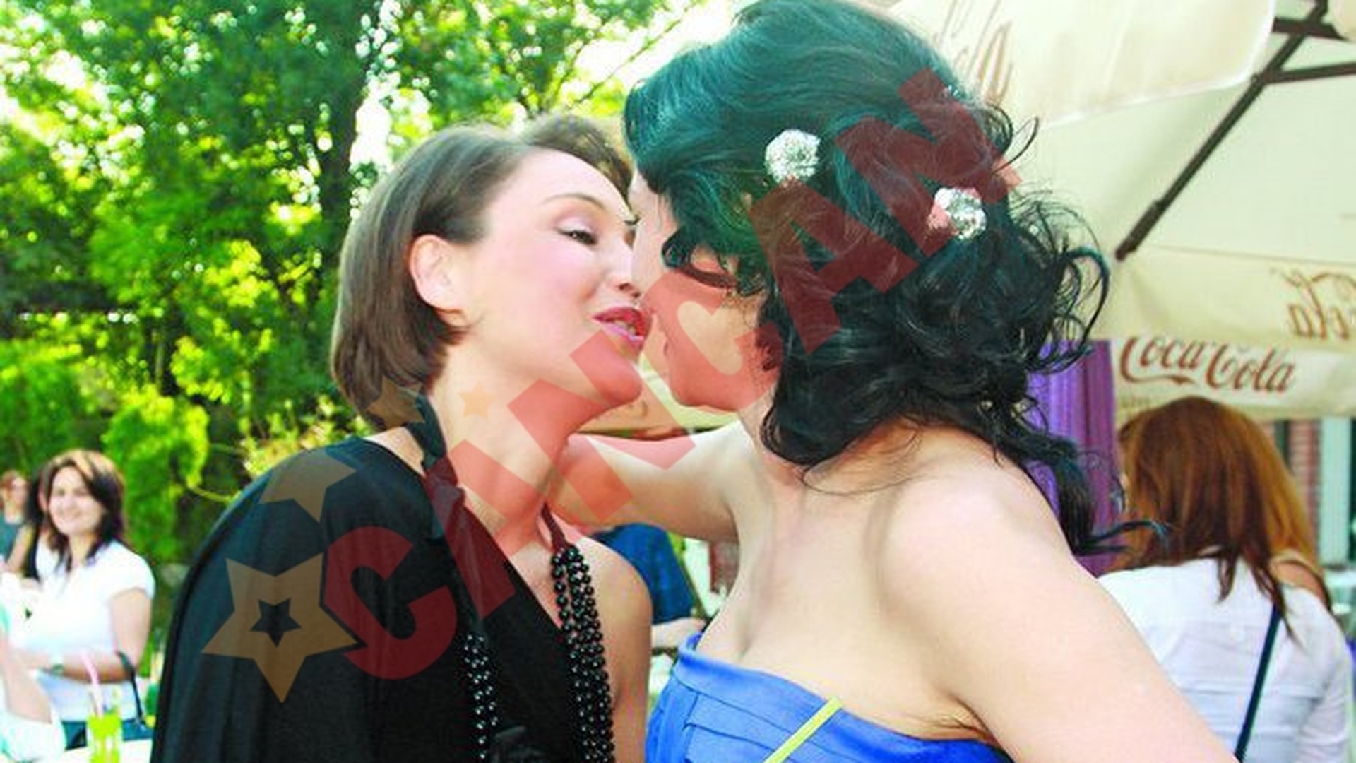 Andreea Marin si Daniela Nane, sarut ca la Hollywood