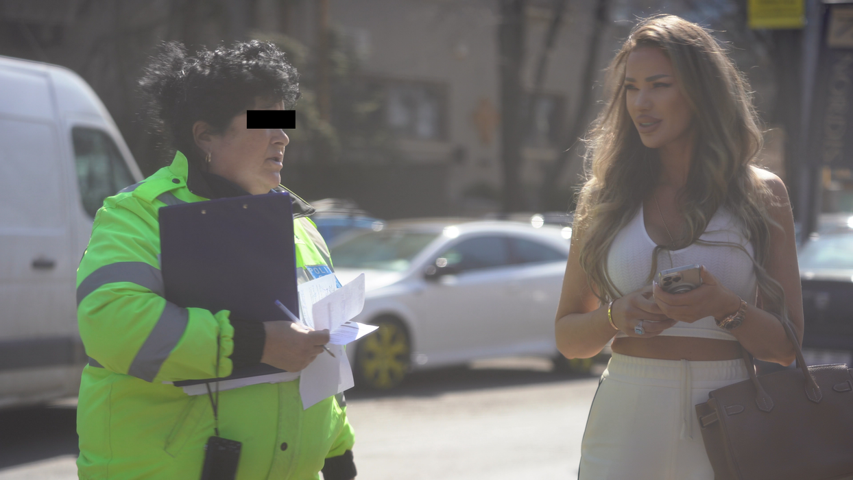 Bianca Drăgușanu a înmânat actele agentului de poliție (Foto: CANCAN.RO)