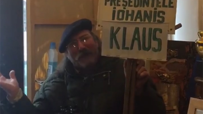Viralul zilei! Ce pancartă a afişat un bărbat în vârstă legat de protestele din Piaţa Victoriei şi de la Cotroceni