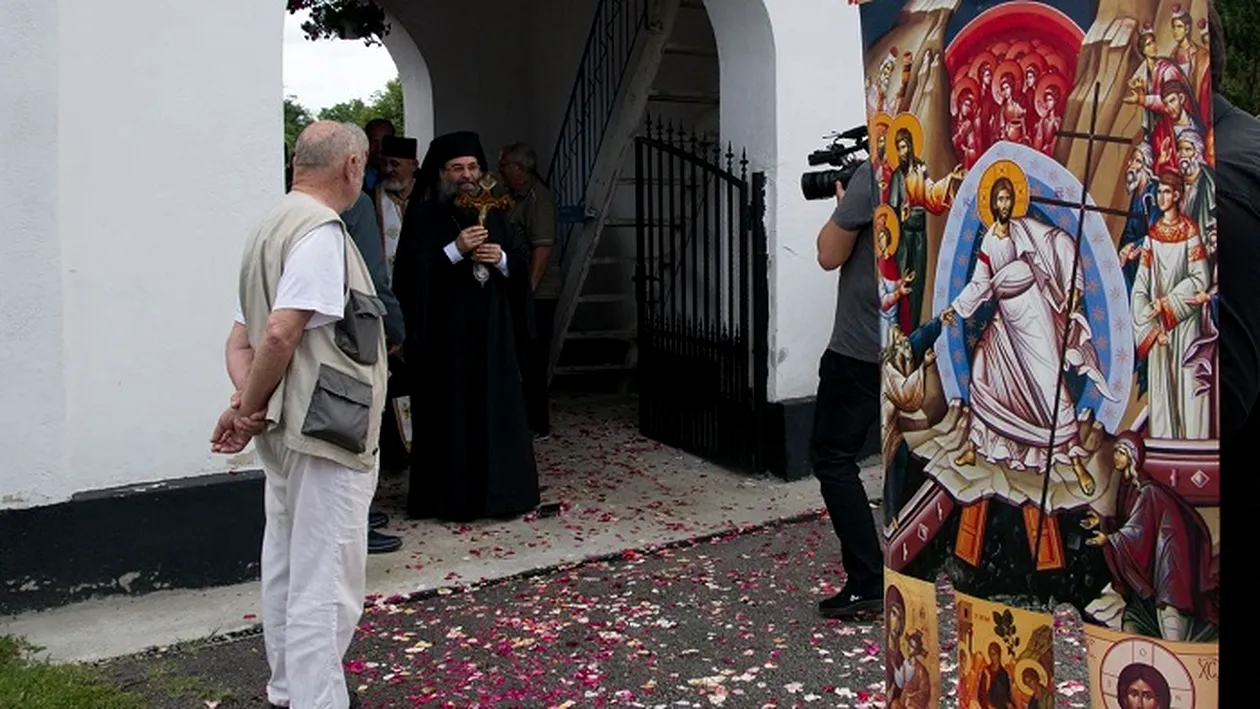 Imagini unice. Episcopul din Slatina, primit cu... covor de petale de trandafiri la Slătioara. Sătenii au adunat florile din curți și le-au împrăștiat pe stradă