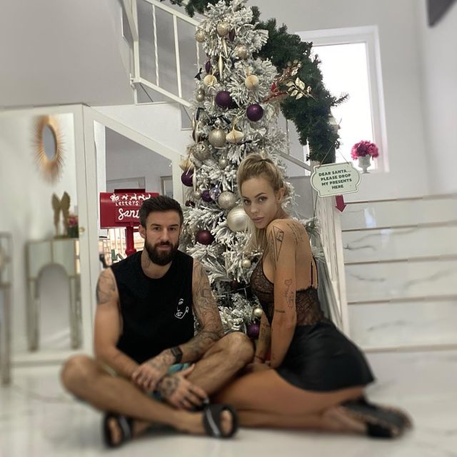 Lena și Gabi Enache, în fața bradului/ Sursă foto: Instagram.com