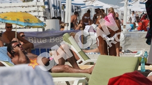 Topless prudent pe plaja din Mamaia! Margherita si-a protejat silicoanele cu un prospop