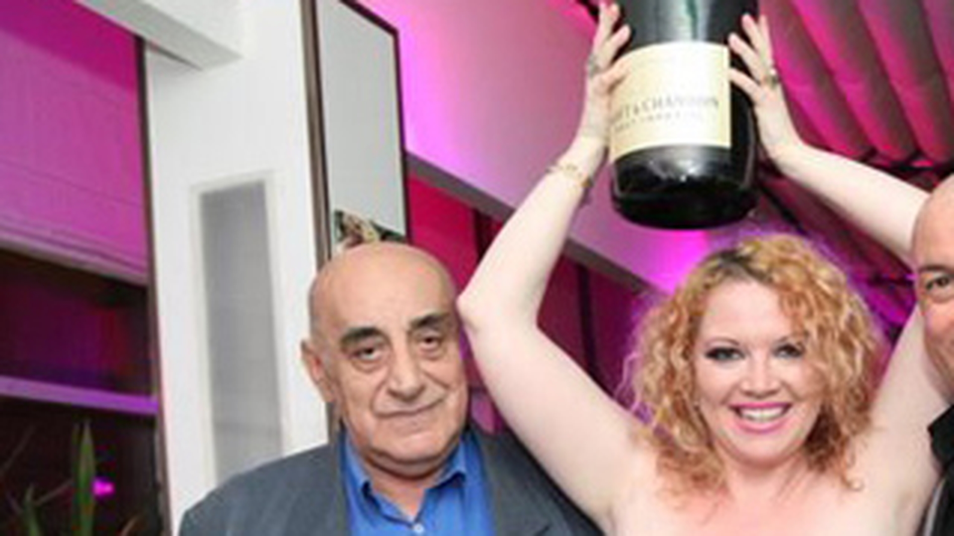 Oana Lis, beata crita in club! A ajuns acasa cu ajutorul sotului! "Eu am incercat s-o iau in brate, s-o duc si n-am putut, am tarat-o pana la masina"