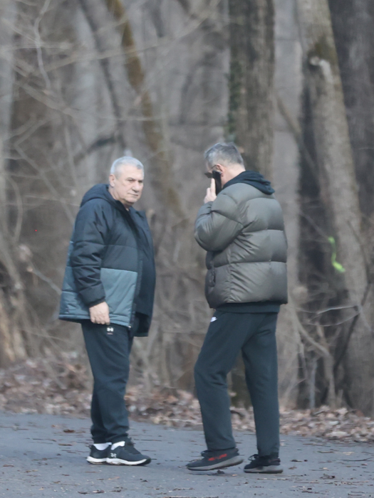 Un telefon i-a oprit pe cei doi din drum (Foto: CANCAN.RO)