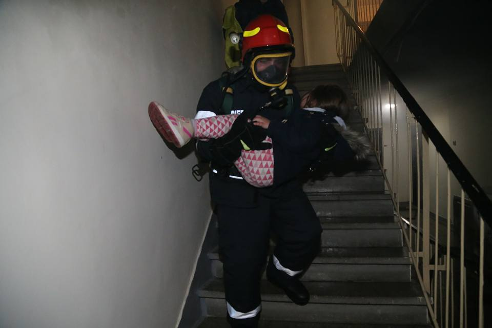Incendiu puternic într-un bloc din Capitală! 50 de persoane au fost evacuate