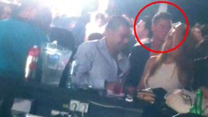 "Dealerul vedetelor" a iesit la agatat, in club! Uite cum l-au lasat doua blonde cu buza umflata!