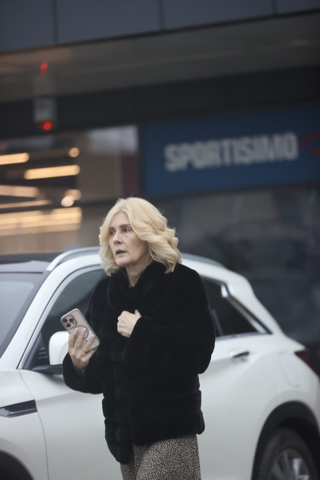 Alessandra Stoicescu poartă o haină de blană neagră