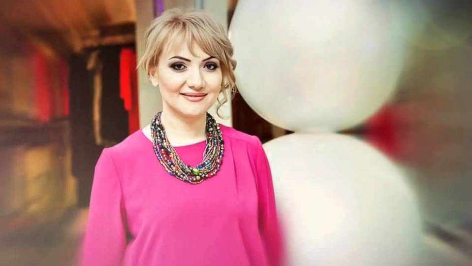Cântăreața de muzică populară Adriana Ochișanu a căzut în gol cu liftul