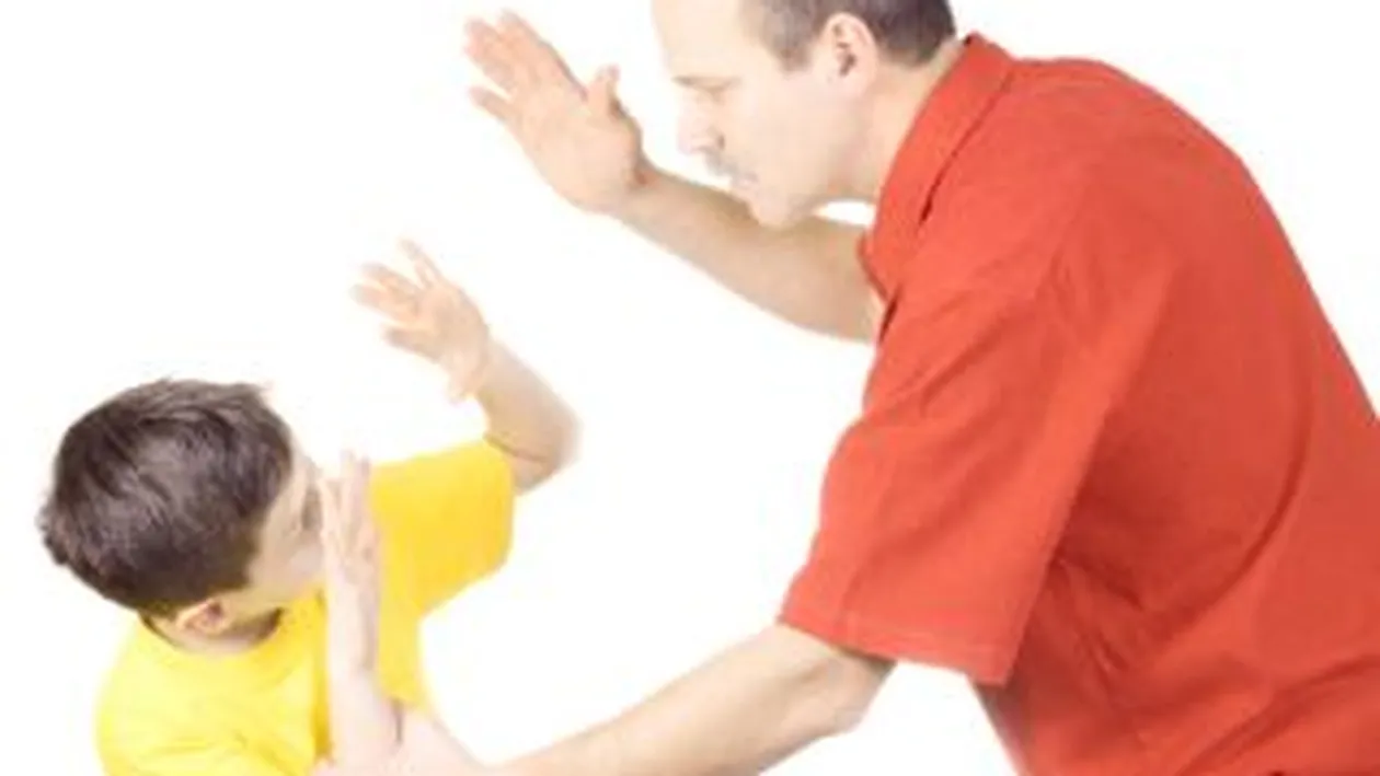 Isi da in judecata mama pentru ca nu l-a aparat in fata tatalui violent