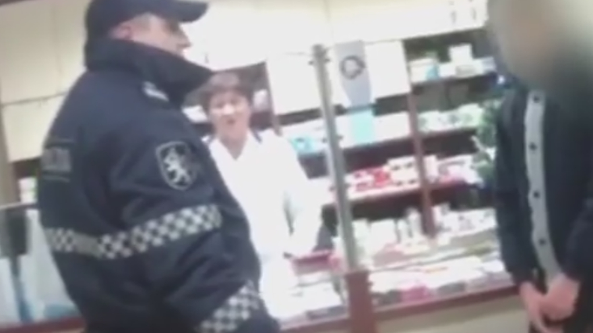 Trei adolescenţi au intrat cu măşti pe faţă într-o farmacie şi au cerut prezervative! Finalul întregii operaţiuni a devenit viral