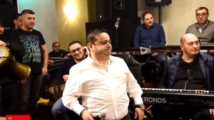 Cum a reacționat Adi Minune când a primit 10 lei pentru o dedicație! Manelistul a aruncat cu banii pe jos: „Ai greșit buzunarul, băiatule! Vrei să-ți dau restul?”