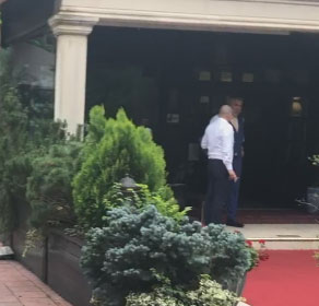Cosmin Olăroiu a coborât la costum din Rolls și a dat bacșiș 50 €!
