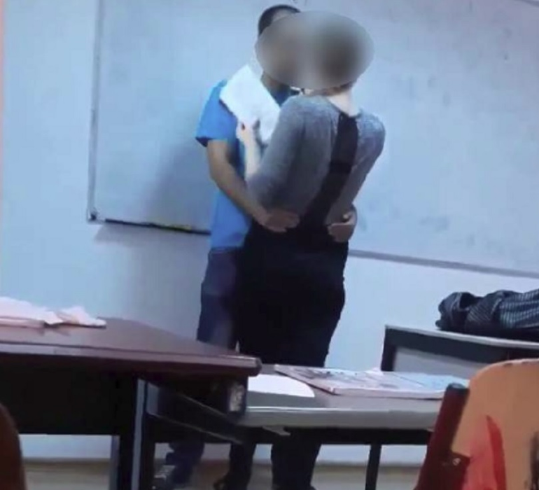 Noi imagini cu eleva și profesorul care se sărutau în clasă: ”Ea era întinsă pe catedră, cu picioarele în sus şi el era peste ea”