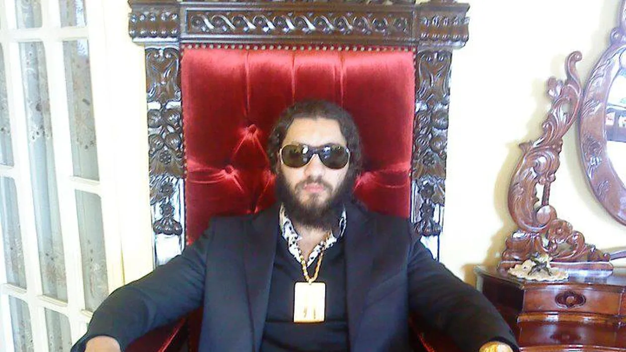 Un interlop a bagat groaza in directoarea unui liceu din Craiova! A atacat-o in birou si a vrut sa o stringa de gat!