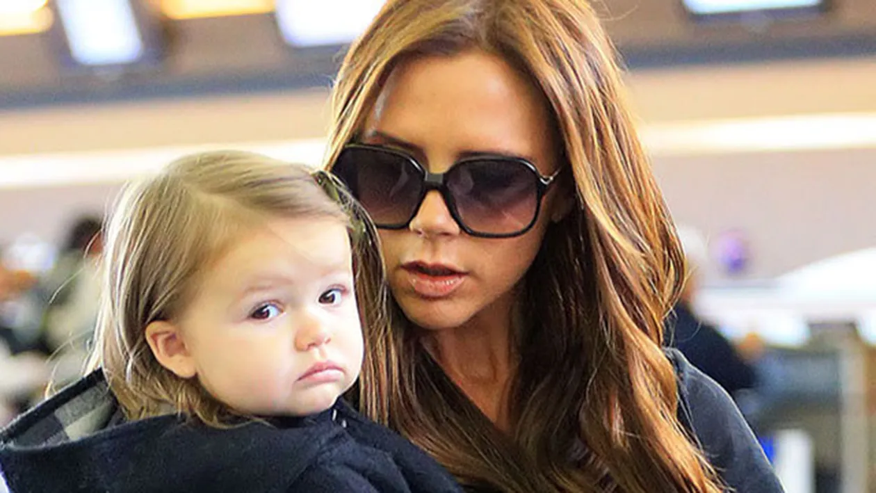 Victoria Beckham, surprinsa de paparazzi intr-o ipostaza inedita! Cum isi distreaza fosta componenta Spice Girl fiica cea mica