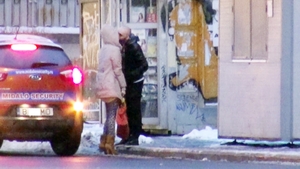 Cabron s-a aprins dupa o blonda! Vezi cum isi saruta amanta in plina strada, in timp ce sotia si copilul il asteapta acasa!