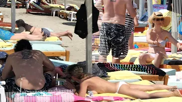Soția celebrului chef din Antenă a renunțat la sutien pe plajă + și-a etalat posteriorul erotic