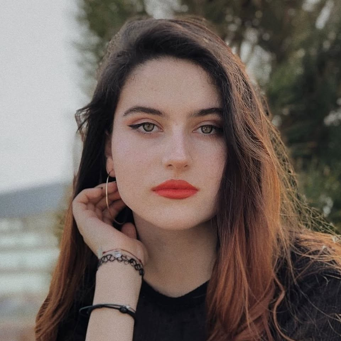 Cine este Teodora Sava, românca de 24 de ani care a întors toate cele patru scaune la The Voice UK