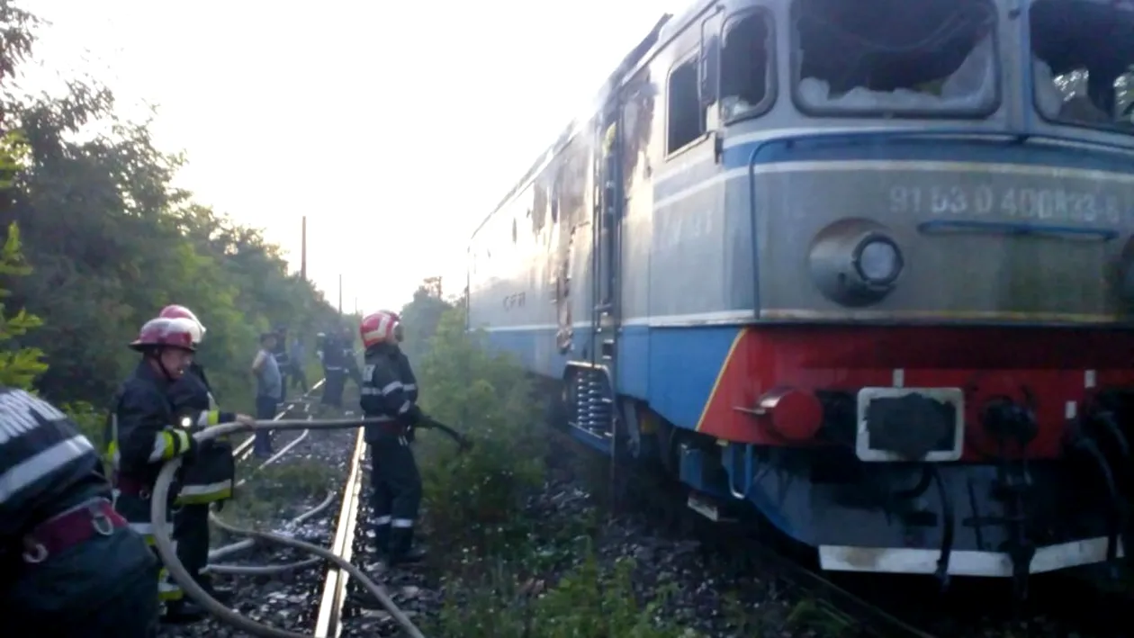 Tren în flăcări, în Prahova! Pompierii intervin cu mai multe autospeciale