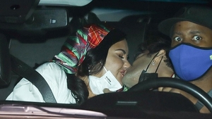 Scene fierbinți între Demi Lovato și logodnicul ei! În spatele șoferului lor, cei doi și-au dat măștile jos și…